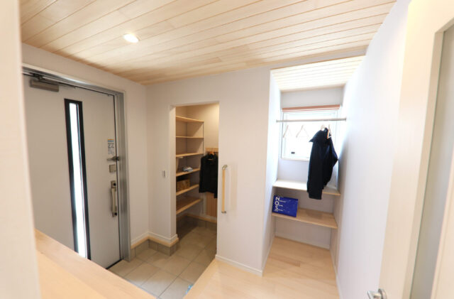 木のぬくもりの中にピンクのキッチンが映えるソリッドな外観の平屋 - もみの木ハウス・かごしま - 玄関