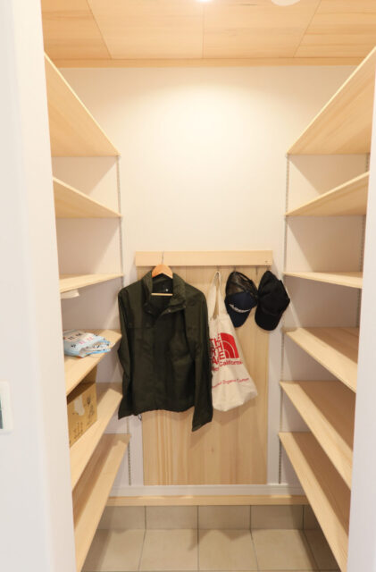 木のぬくもりの中にピンクのキッチンが映えるソリッドな外観の平屋 - もみの木ハウス・かごしま - 玄関収納