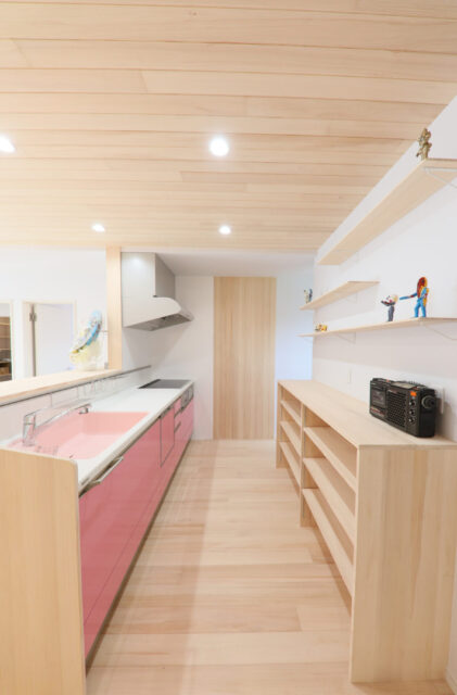木のぬくもりの中にピンクのキッチンが映えるソリッドな外観の平屋 - もみの木ハウス・かごしま - キッチン