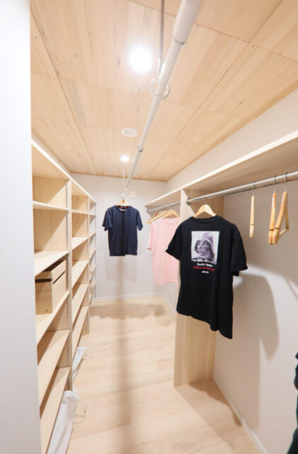 木のぬくもりの中にピンクのキッチンが映えるソリッドな外観の平屋 - もみの木ハウス・かごしま - クローゼット