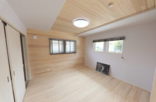 木のぬくもりの中にピンクのキッチンが映えるソリッドな外観の平屋 - もみの木ハウス・かごしま - 寝室