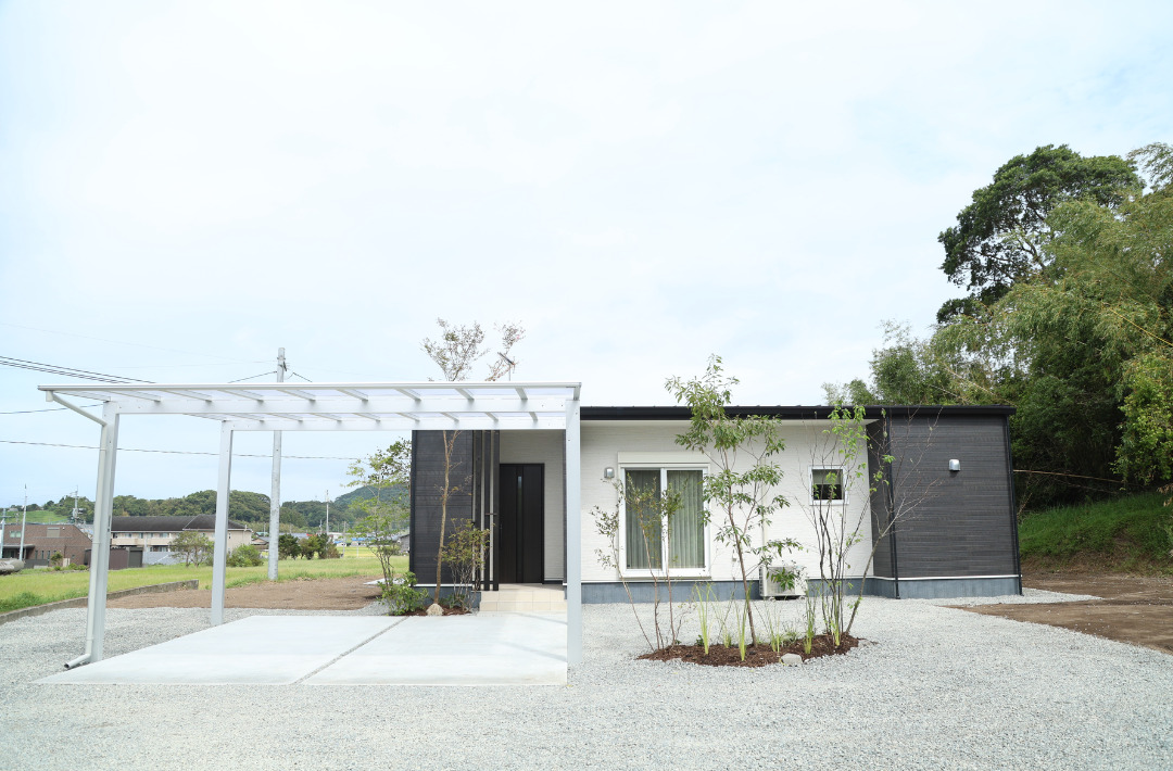 中央クローゼットと回遊動線で家事ラクを叶える30坪6人家族平屋 - もみの木ハウス・かごしま - 外観