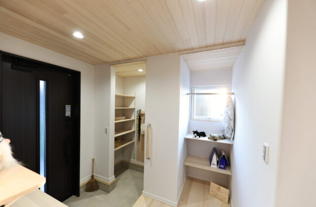 中央クローゼットと回遊動線で家事ラクを叶える30坪6人家族平屋 - もみの木ハウス・かごしま - 玄関