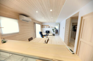 中央クローゼットと回遊動線で家事ラクを叶える30坪6人家族平屋 - もみの木ハウス・かごしま - LDK