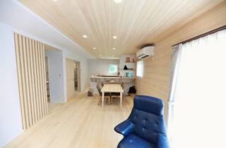 中央クローゼットと回遊動線で家事ラクを叶える30坪6人家族平屋 - もみの木ハウス・かごしま - リビング