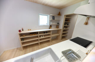 中央クローゼットと回遊動線で家事ラクを叶える30坪6人家族平屋 - もみの木ハウス・かごしま - キッチン収納