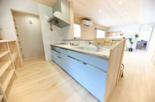 中央クローゼットと回遊動線で家事ラクを叶える30坪6人家族平屋 - もみの木ハウス・かごしま - キッチン