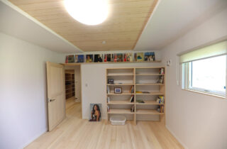 中央クローゼットと回遊動線で家事ラクを叶える30坪6人家族平屋 - もみの木ハウス・かごしま - 寝室