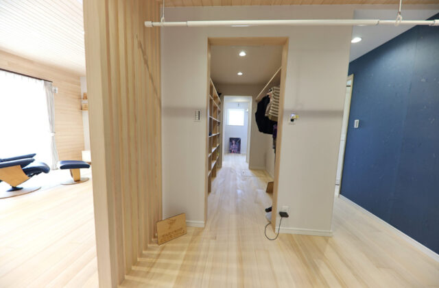 中央クローゼットと回遊動線で家事ラクを叶える30坪6人家族平屋 - もみの木ハウス・かごしま - 洗濯物干場