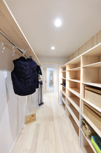 中央クローゼットと回遊動線で家事ラクを叶える30坪6人家族平屋 - もみの木ハウス・かごしま - クローゼット