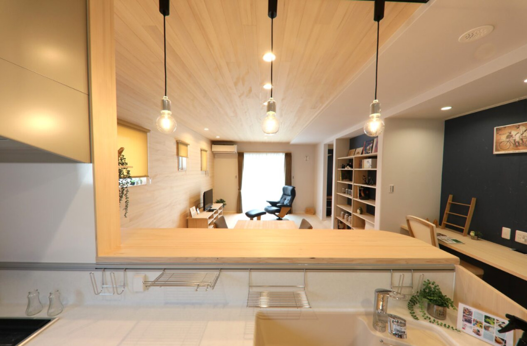 招き屋根のシンプルな外観と明るい木の色に癒やされる開放感あふれる平屋 - もみの木ハウス・かごしま - キッチン