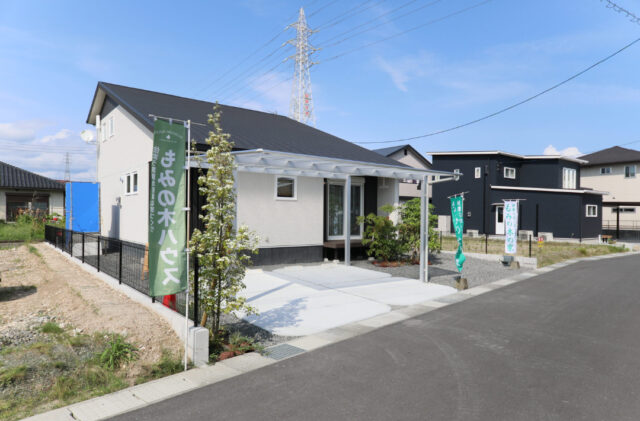 招き屋根のシンプルな外観と明るい木の色に癒やされる開放感あふれる平屋 - もみの木ハウス・かごしま - 外観