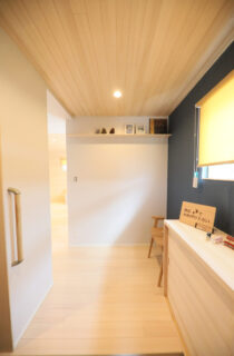 招き屋根のシンプルな外観と明るい木の色に癒やされる開放感あふれる平屋 - もみの木ハウス・かごしま - 玄関