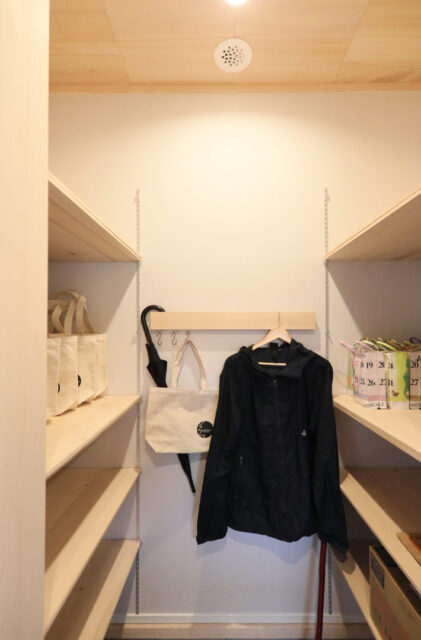 招き屋根のシンプルな外観と明るい木の色に癒やされる開放感あふれる平屋 - もみの木ハウス・かごしま - 玄関・収納