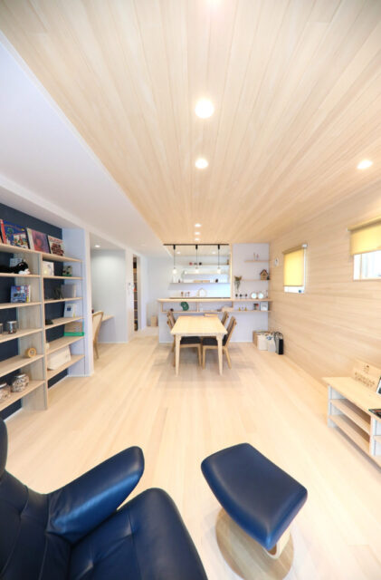 招き屋根のシンプルな外観と明るい木の色に癒やされる開放感あふれる平屋 - もみの木ハウス・かごしま - LDK