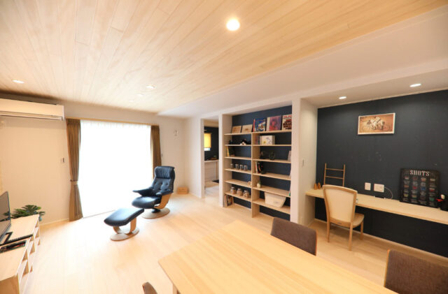 招き屋根のシンプルな外観と明るい木の色に癒やされる開放感あふれる平屋 - もみの木ハウス・かごしま - スタディスペース