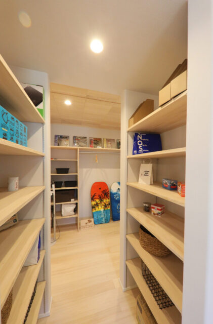 招き屋根のシンプルな外観と明るい木の色に癒やされる開放感あふれる平屋 - もみの木ハウス・かごしま - パントリー