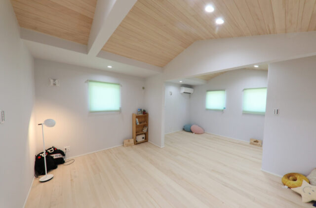 招き屋根のシンプルな外観と明るい木の色に癒やされる開放感あふれる平屋 - もみの木ハウス・かごしま - 子ども部屋