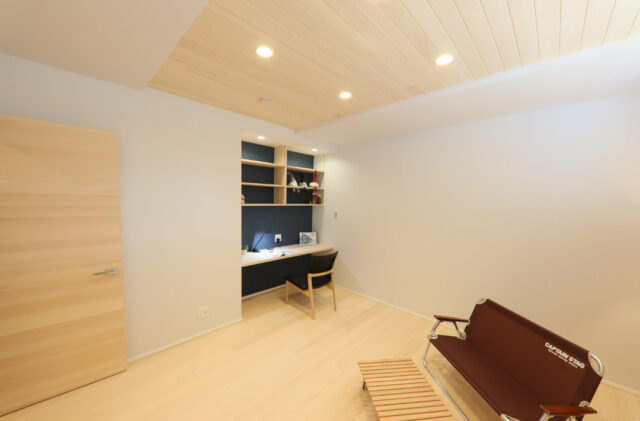 招き屋根のシンプルな外観と明るい木の色に癒やされる開放感あふれる平屋 - もみの木ハウス・かごしま - 主寝室