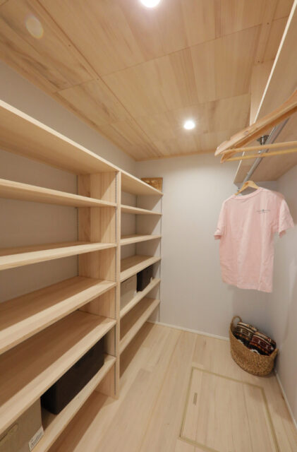 招き屋根のシンプルな外観と明るい木の色に癒やされる開放感あふれる平屋 - もみの木ハウス・かごしま - 主寝室・WIC