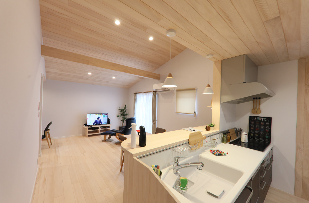 立体的な開放感と回遊動線が快適な暮らしを叶える平屋のような2階建て - もみの木ハウス・かごしま - LDK