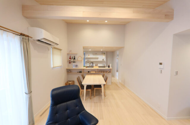 立体的な開放感と回遊動線が快適な暮らしを叶える平屋のような2階建て - もみの木ハウス・かごしま - リビング