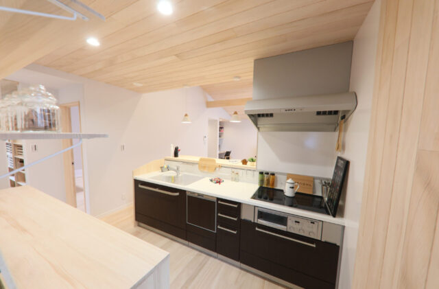 立体的な開放感と回遊動線が快適な暮らしを叶える平屋のような2階建て - もみの木ハウス・かごしま - キッチン