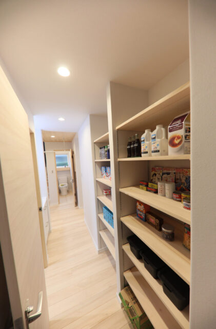 立体的な開放感と回遊動線が快適な暮らしを叶える平屋のような2階建て - もみの木ハウス・かごしま - パントリー