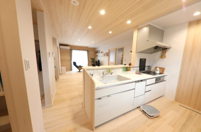 モノトーンの外観と白×木の調和が美しい家事効率を極めた26坪コンパクトハウス - もみの木ハウス・かごしま - LDK