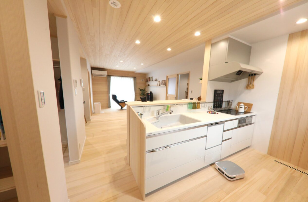 モノトーンの外観と白×木の調和が美しい家事効率を極めた26坪コンパクトハウス - もみの木ハウス・かごしま - LDK