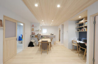 モノトーンの外観と白×木の調和が美しい家事効率を極めた26坪コンパクトハウス - もみの木ハウス・かごしま - リビング