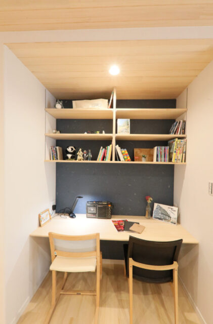 モノトーンの外観と白×木の調和が美しい家事効率を極めた26坪コンパクトハウス - もみの木ハウス・かごしま - スタディスペース