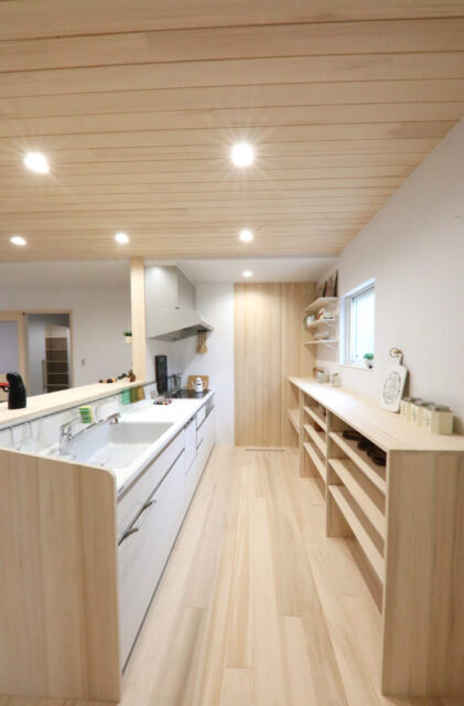 モノトーンの外観と白×木の調和が美しい家事効率を極めた26坪コンパクトハウス - もみの木ハウス・かごしま - キッチン