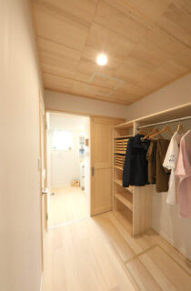 モノトーンの外観と白×木の調和が美しい家事効率を極めた26坪コンパクトハウス - もみの木ハウス・かごしま - WIC