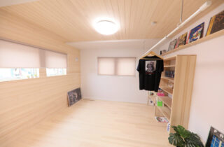 モノトーンの外観と白×木の調和が美しい家事効率を極めた26坪コンパクトハウス - もみの木ハウス・かごしま - 寝室