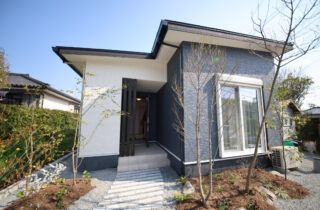 細長い敷地を逆手に取った独創的なプランと2トーンの外観が映える機能美の平屋 - もみの木ハウス・かごしま - 外観