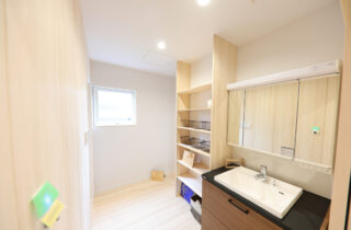 細長い敷地を逆手に取った独創的なプランと2トーンの外観が映える機能美の平屋 - もみの木ハウス・かごしま - 洗面スペース