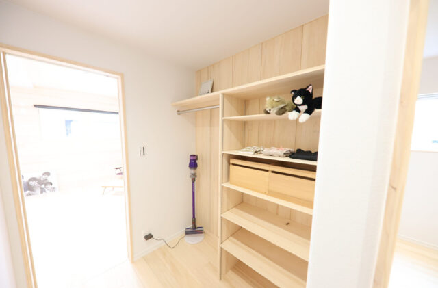 細長い敷地を逆手に取った独創的なプランと2トーンの外観が映える機能美の平屋 - もみの木ハウス・かごしま - 収納