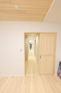 細長い敷地を逆手に取った独創的なプランと2トーンの外観が映える機能美の平屋 - もみの木ハウス・かごしま - 廊下