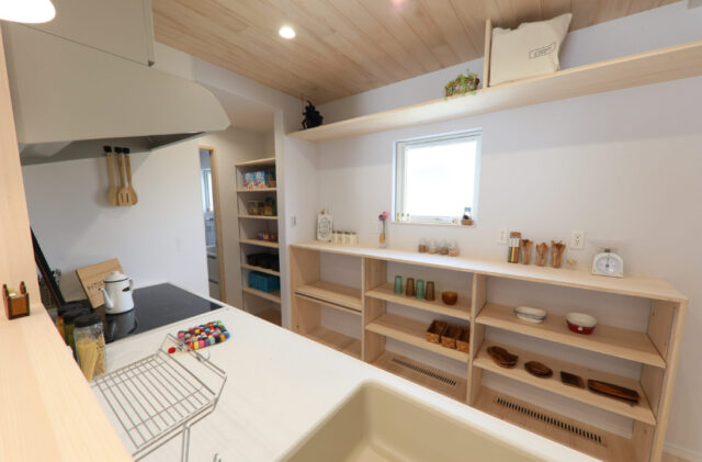 3世代がゆったり暮らす回遊動線の27坪平屋 - もみの木ハウス・かごしま - キッチン・収納
