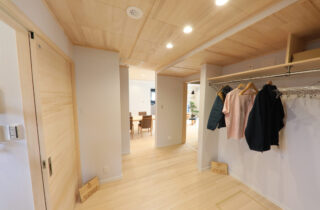 3世代がゆったり暮らす回遊動線の27坪平屋 - もみの木ハウス・かごしま - WIC・LDK