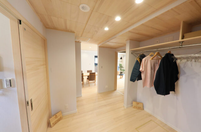 3世代がゆったり暮らす回遊動線の27坪平屋 - もみの木ハウス・かごしま - WIC・LDK