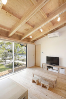 リビング - 木の香りとぬくもり、家族の気配が伝わる住まい - 建築実例 - MOOK HOUSE