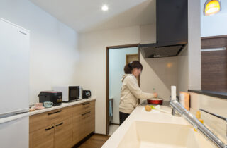 勾配天井で開放感溢れるワークライフバランスが整う平屋 - なごみ工務店 - キッチン
