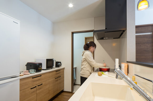 勾配天井で開放感溢れるワークライフバランスが整う平屋 - なごみ工務店 - キッチン