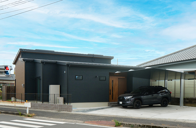 ダークトーンに木目が映える勾配天井の開放的な平屋 - なごみ工務店