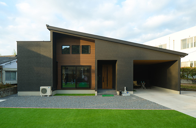 インナーガレージと人工芝のお庭が魅力の理想を全部叶えた平屋 - なごみ工務店