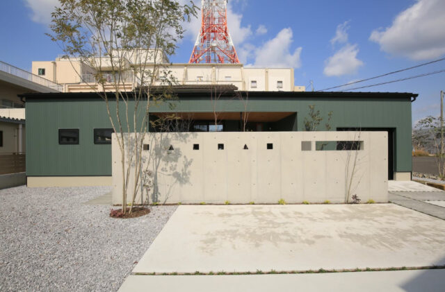 グリーンのガルバリウム外装と城好きのこだわりが光る色彩豊かな意匠とスキップフロアを愉しむ住まい - 中池組 - 外観