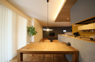 グリーンのガルバリウム外装と城好きのこだわりが光る色彩豊かな意匠とスキップフロアを愉しむ住まい - 中池組 - ダイニング