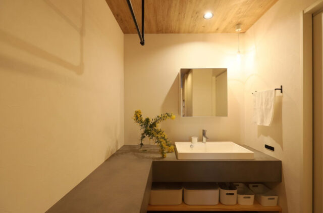 グリーンのガルバリウム外装と城好きのこだわりが光る色彩豊かな意匠とスキップフロアを愉しむ住まい - 中池組 - サニタリールーム